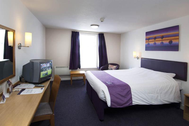 Premier Inn Milton Keynes South West Екстериор снимка